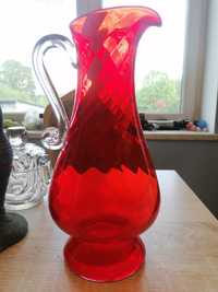 Piękny czerwony szklany dzbanek polecam