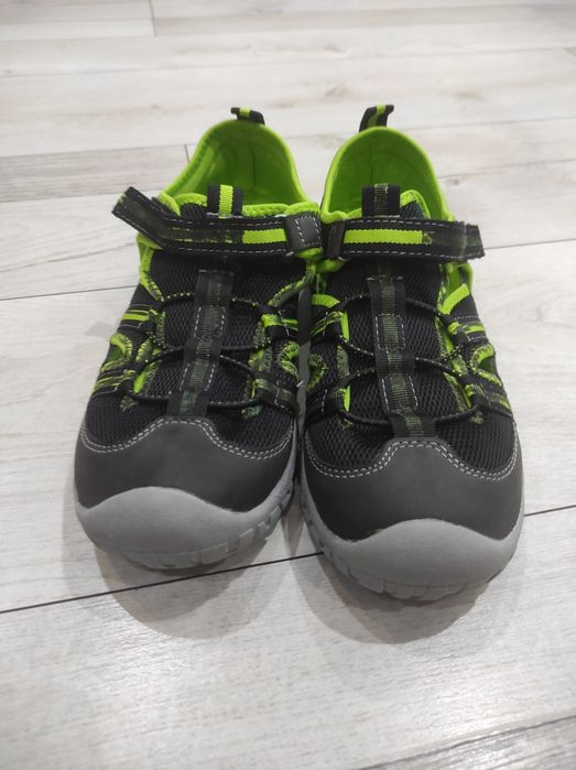 Zabudowane sandały uniwersalne Pepperts