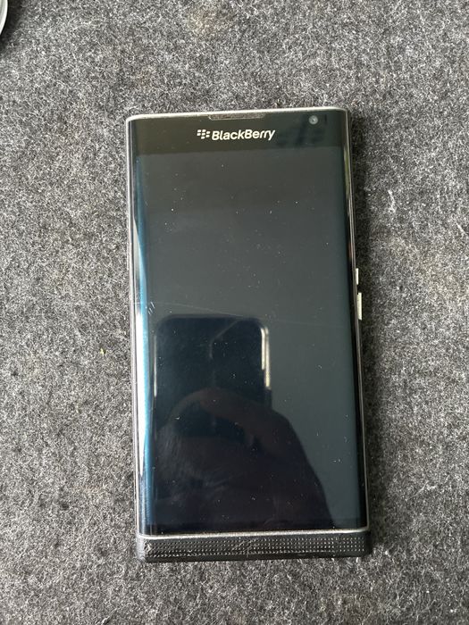 Blackberry Priv працює, незначні пошкодження.