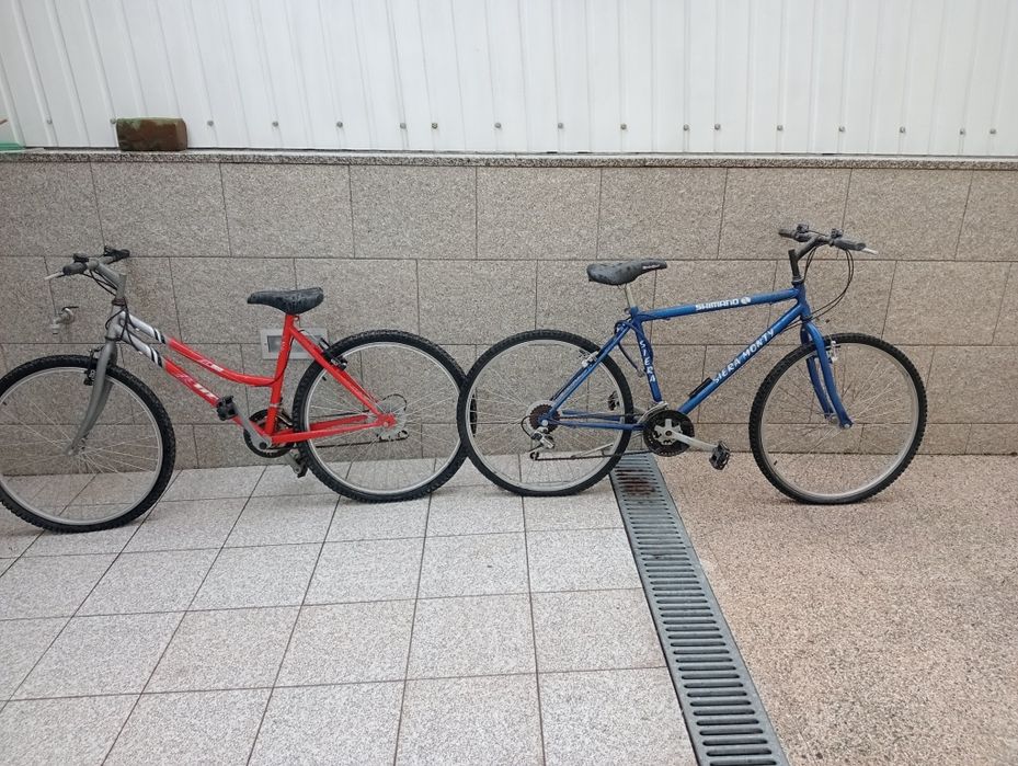 Duas bicicletas em bom estado