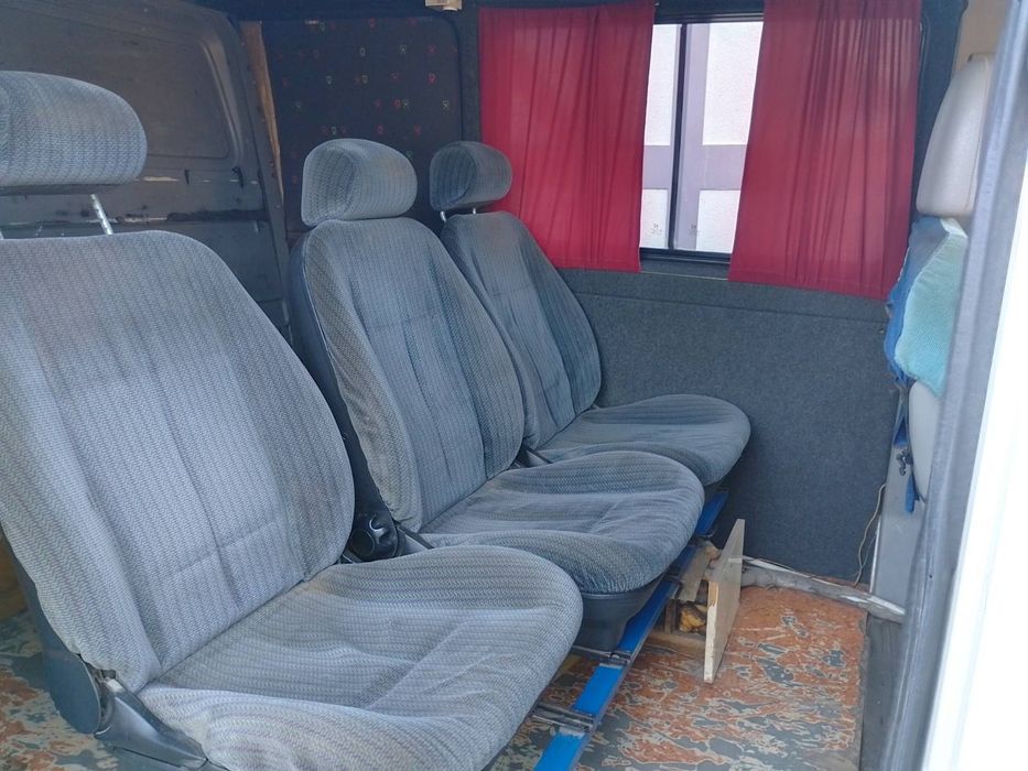 грузопасажирський мікроавтобус