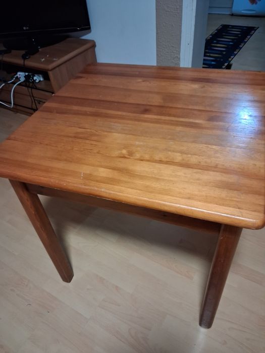 Oddam stolik drewniany