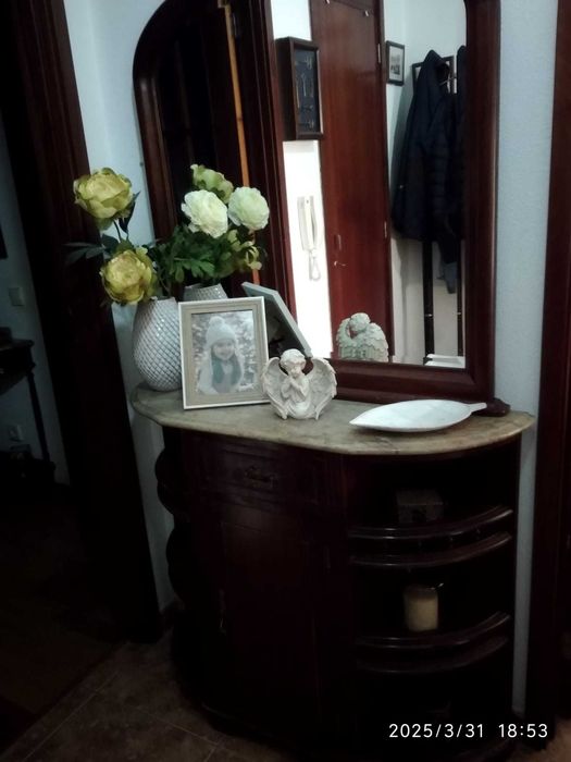 Aparador com espelho