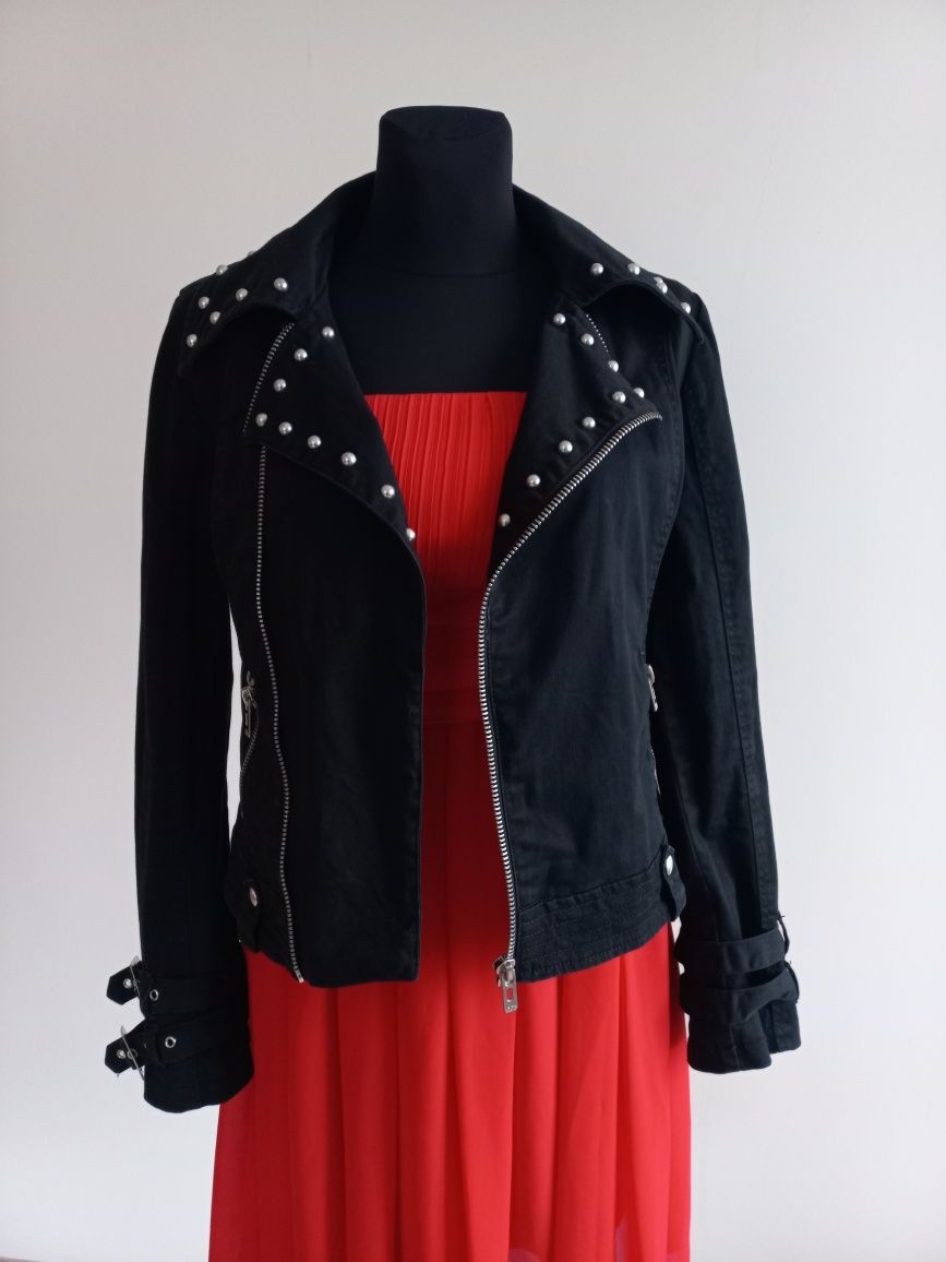 Czarna punk rockowa ramoneska materiałowa z ćwiekami