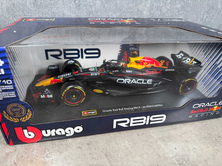 Bburago F1 Red Bull RB19 2023 Масштаб 1/18 №1 Max Макс Ферстаппен ф1
