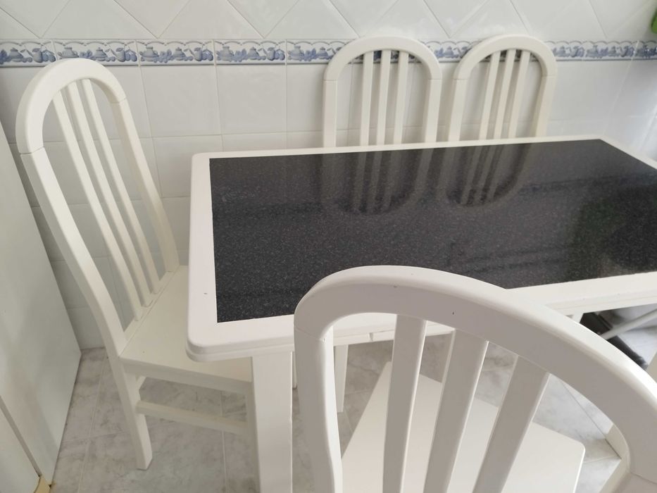 Mesa extensível de madeira maciça lacada com 4 cadeiras