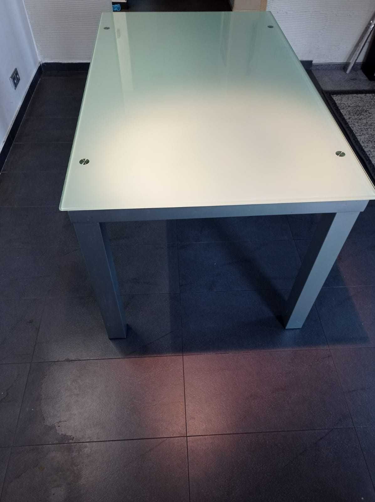 Szklany stół z krzesłami