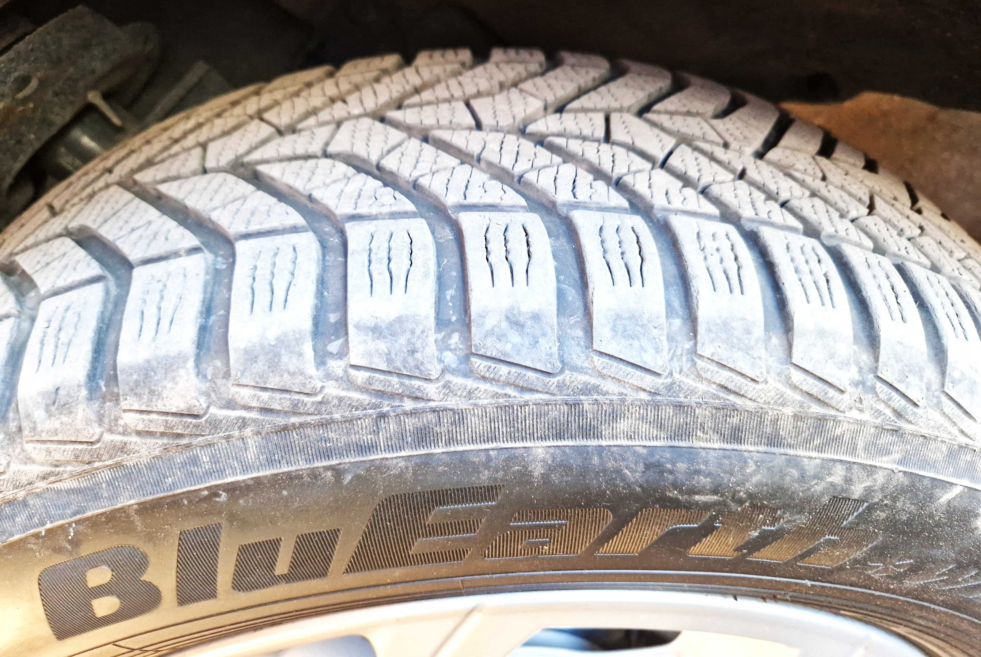 Opony zimowe Yokohama 235/60 R18 BlueEarth V905