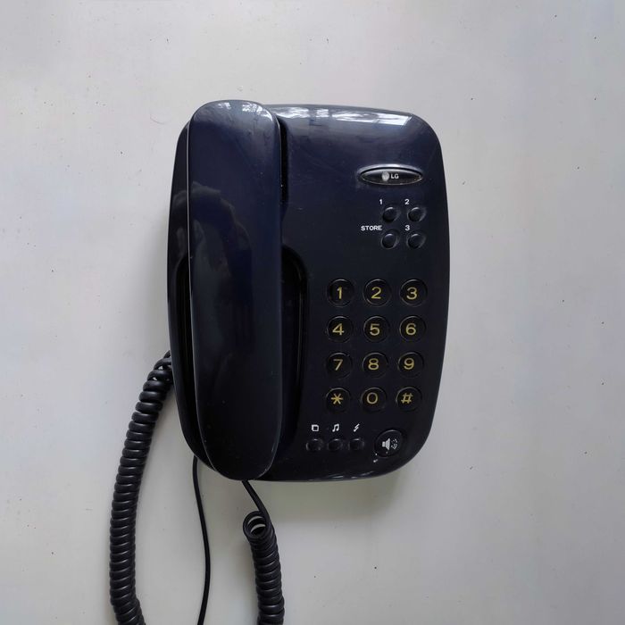Телефонный аппарат LG в рабочем состоянии