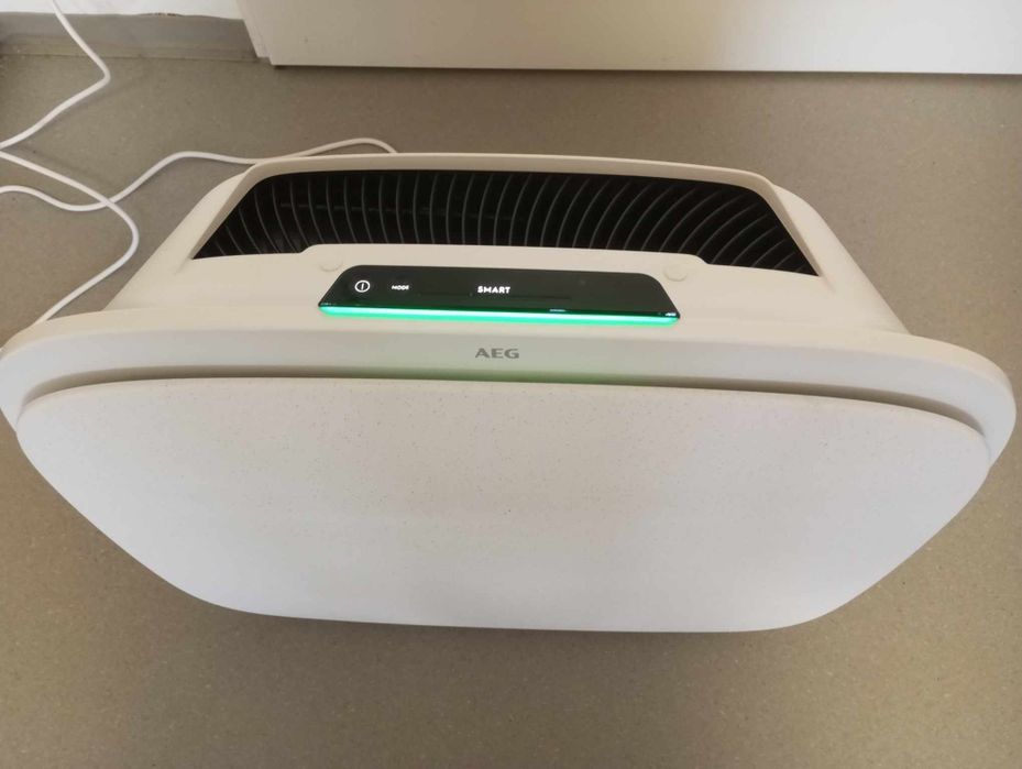 Oczyszczacz powietrza AEG AX51-304WT biały