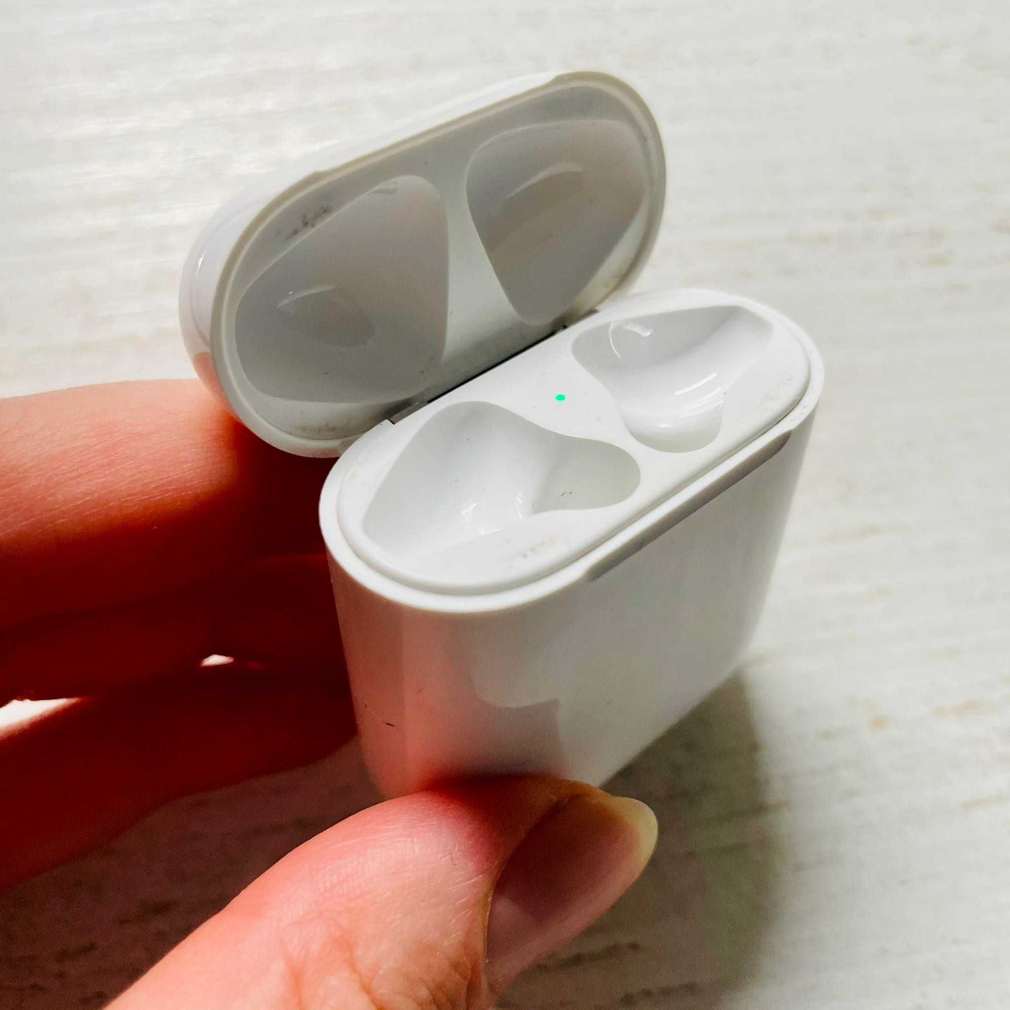 Оригинальный кейс Airpods