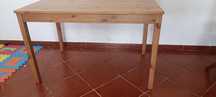 Mesa IKEA sem cadeiras