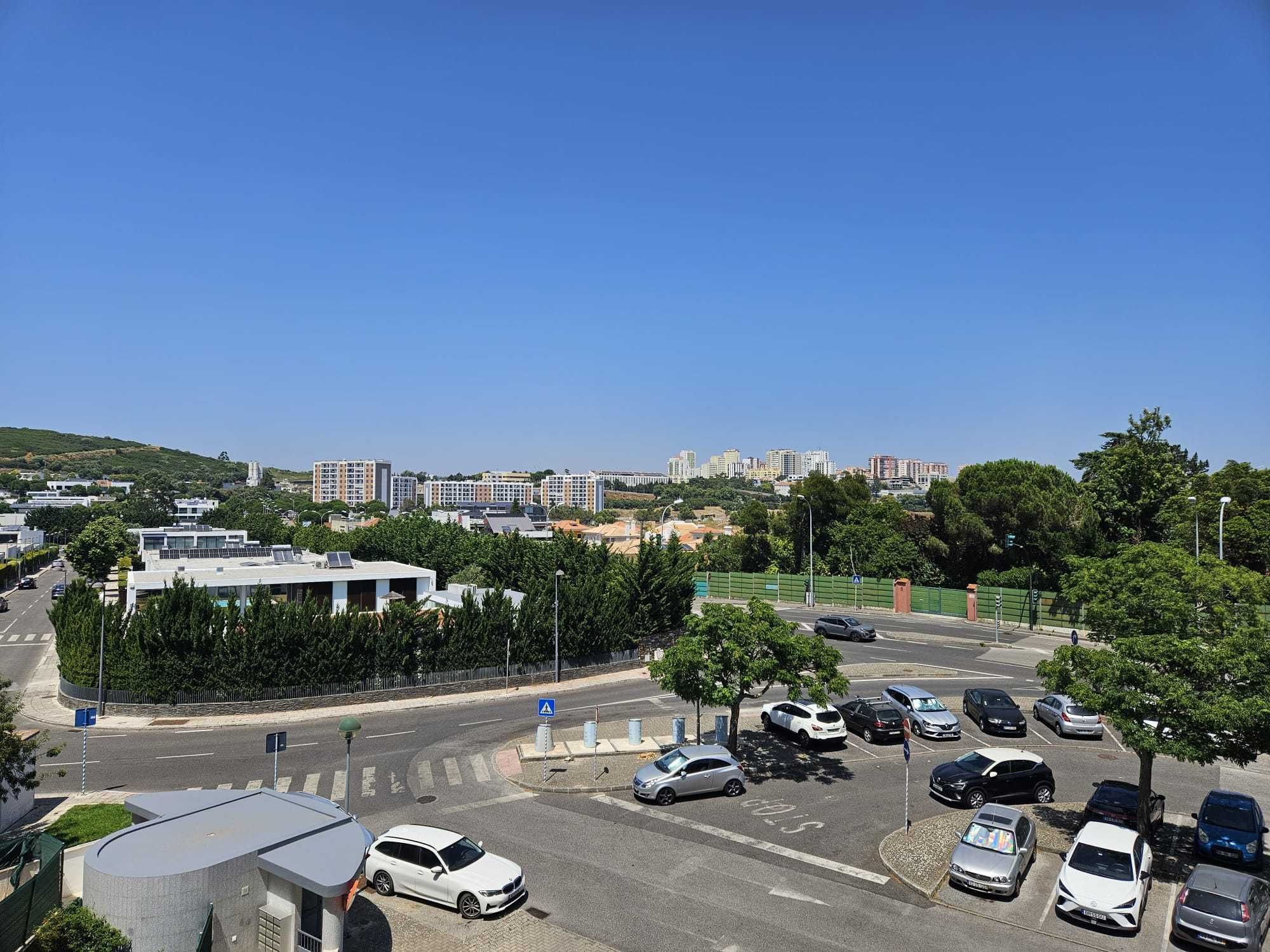 Apartamento T2 com 115m² junto à Quinta do Cerrado em Carnaxide