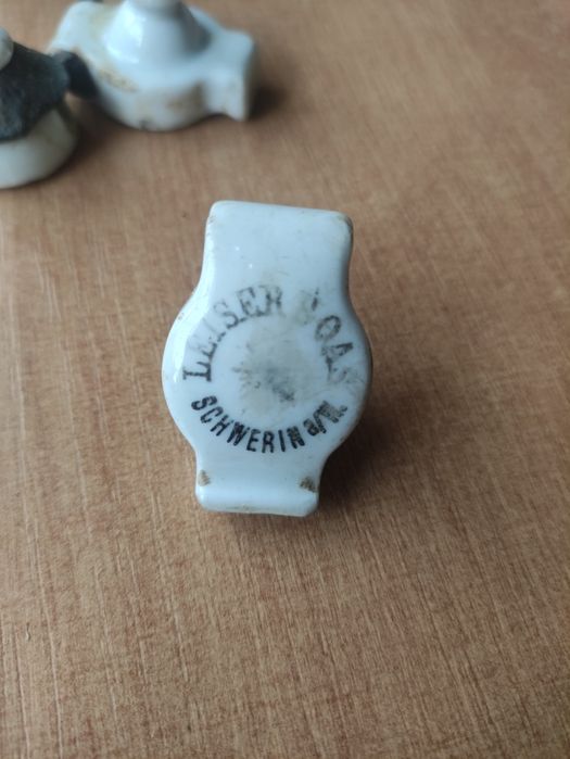 Zestaw trzech starych porcelanek