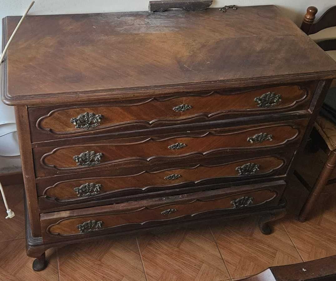 Cómoda com quatro gavetas