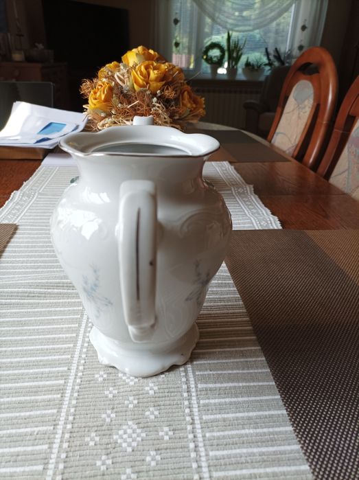 Dzbanek porcelanowy.