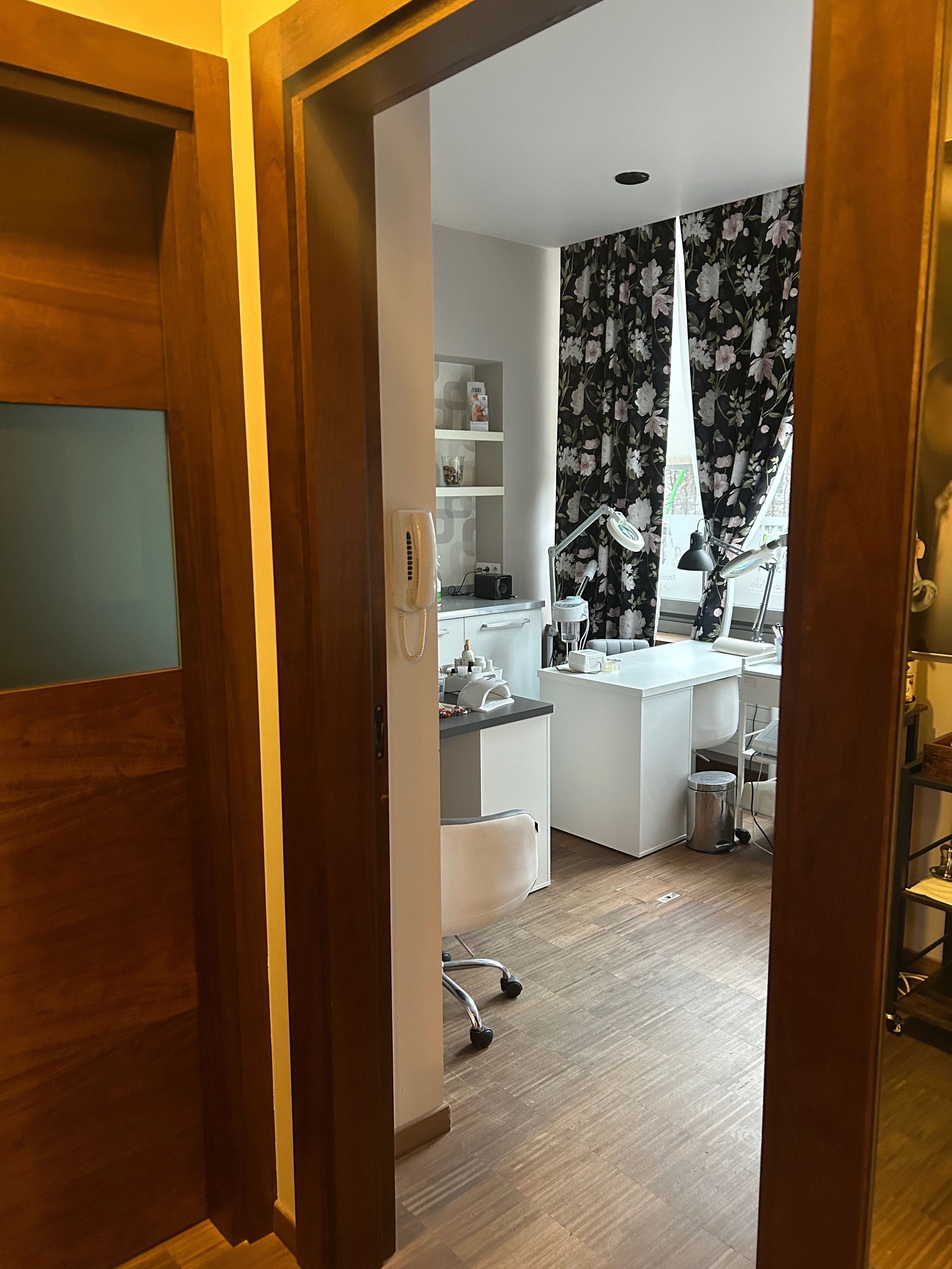 Salon fryzjersko -kosmetyczny 140 m2 Warszawa Al.Wilanowska 89