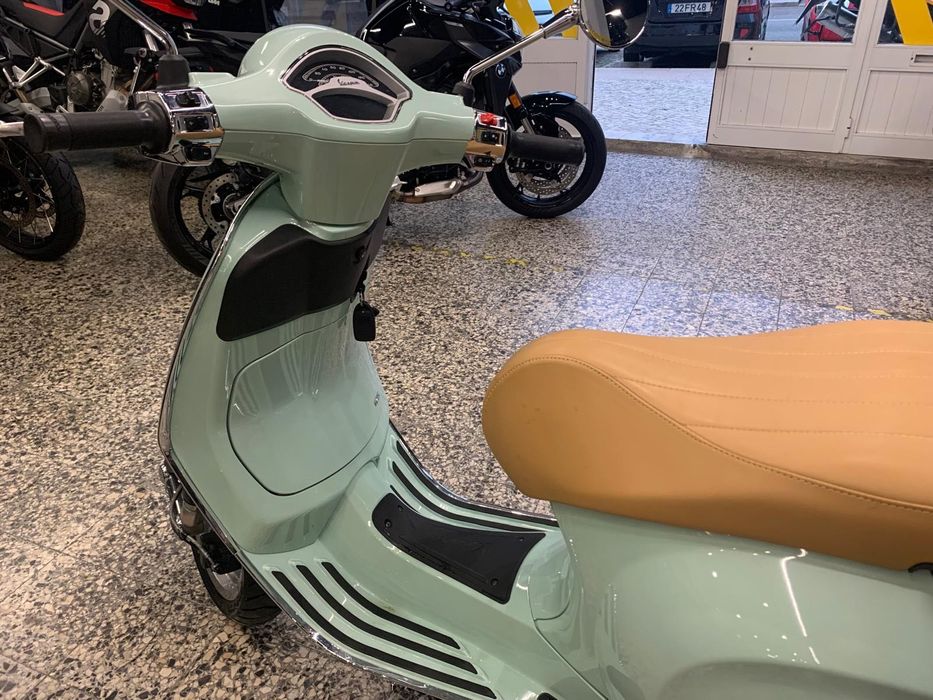 Vespa 125 Primavera Como Nova, com Top Case Vespa, Apenas 528 Kms