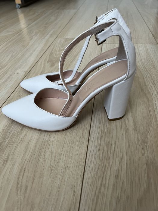 Білі туфлі на каблуку