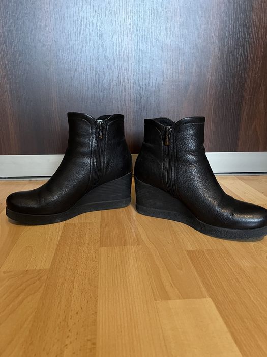 Trzewiki na koturnie ze skóry 39