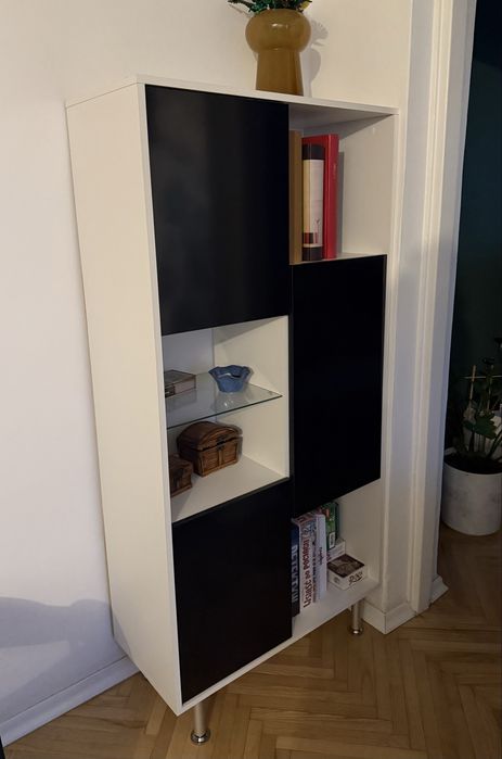 Szafka regal otwierane drzwiczki; czarno biały