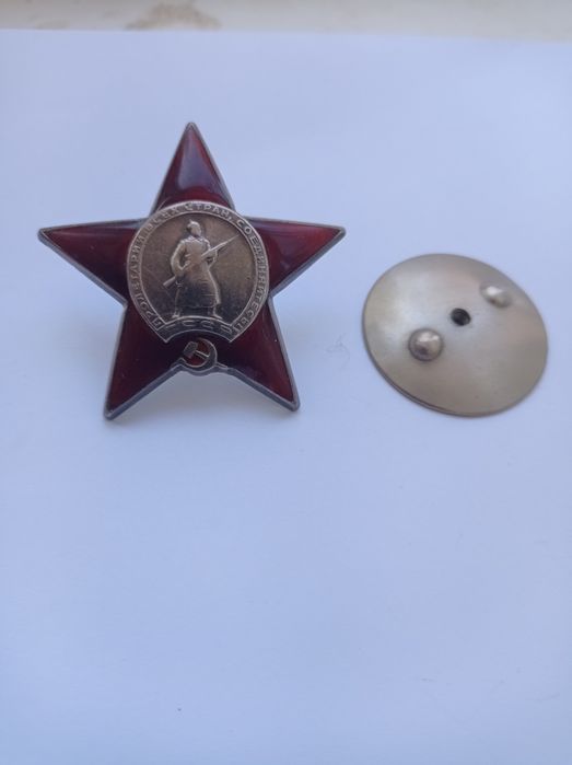 Продаж значків та пагонів