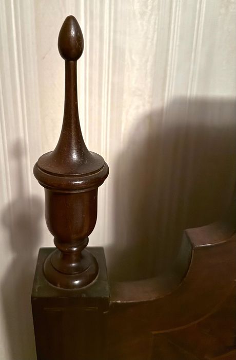 Cama de casal Dona Maria século XX madeira maciça mogno ótima