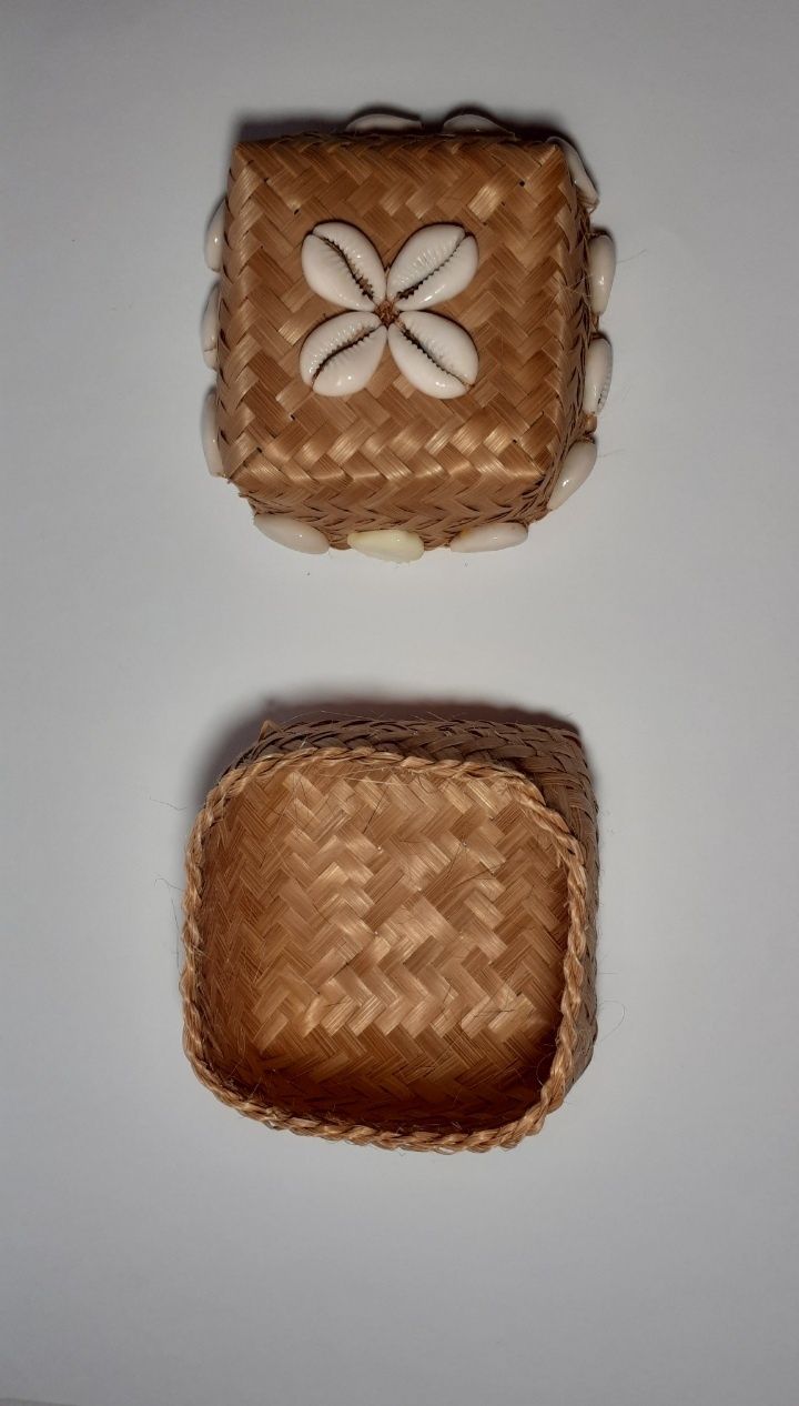 Plecione pudełeczko z muszelkami