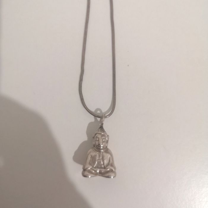 Colar prateado e mala ou colar de contas