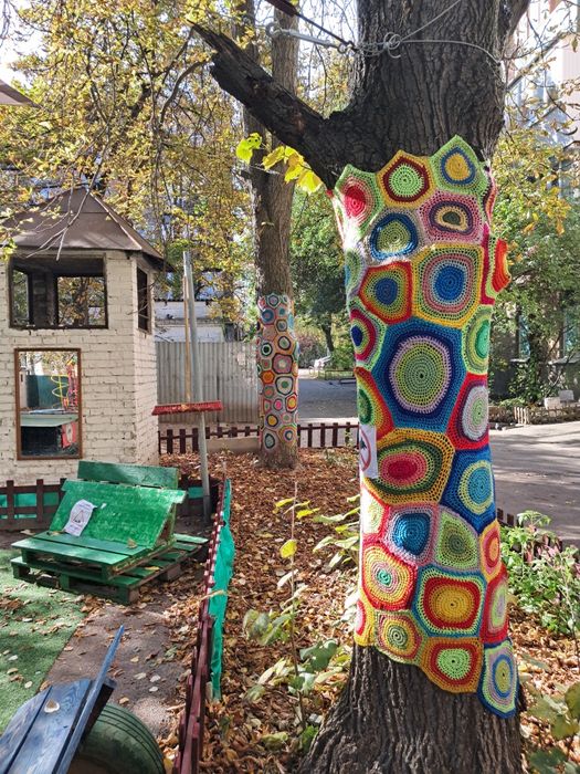 Yarn bombing в'язаний декор на дерева стовпи ліхтарі ярн бомбінг
