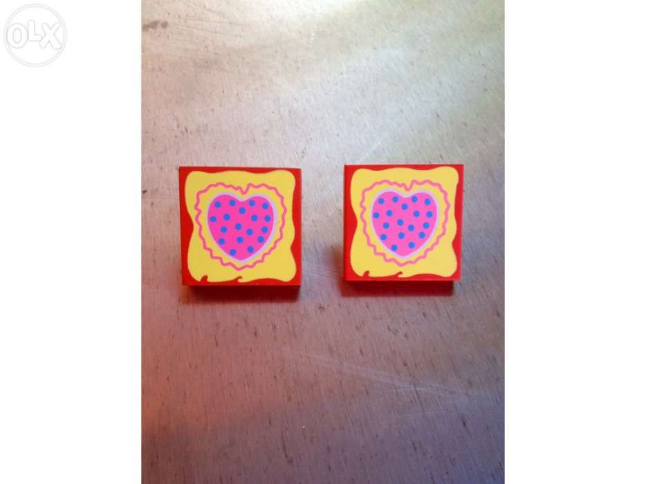 Puxadores em madeira para armários de criança