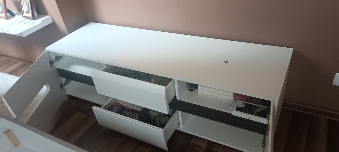 Szafka RTV oraz wisząca witryna