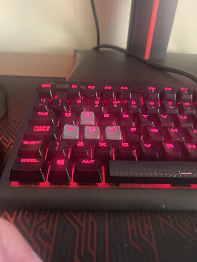 Teclado Mecânico Corsair Strafe RGB Cherry MX Red