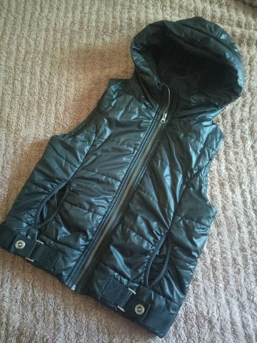 Жилетка Vancl, р-р 146-158 в идеальном состоянии