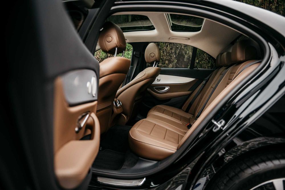 Auto do ślubu Mercedes E klasa czarna limuzyna Kalisz Ostrów