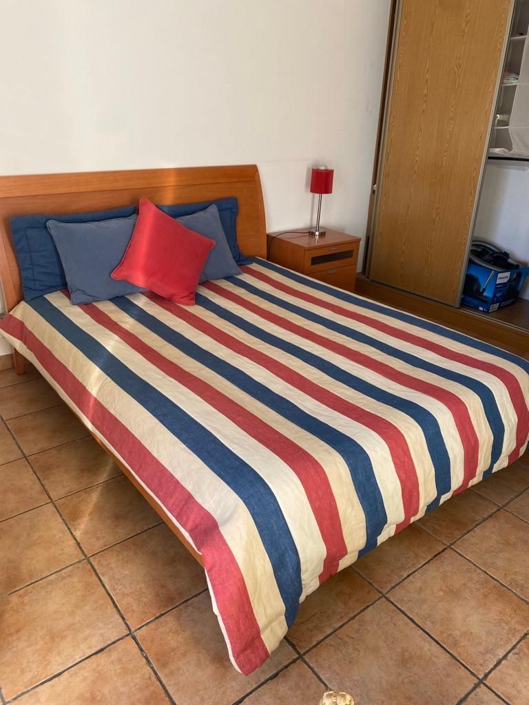 Cama de casal e mesa de cabeceira