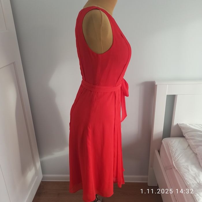 Czerwona marszczona sukienka wiązana w pasie S