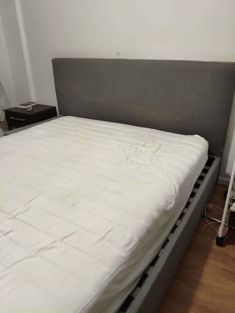 Estrutura de cama + estrados de madeira