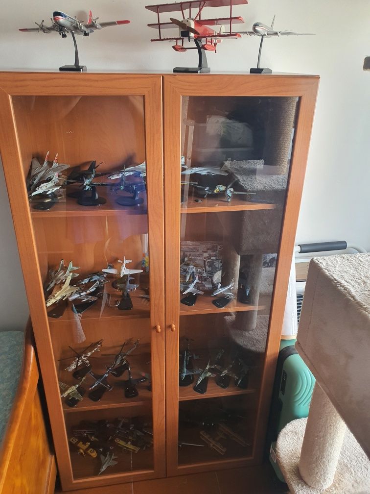Vendo móvel com coleção de aviões e helicópteros de guerra