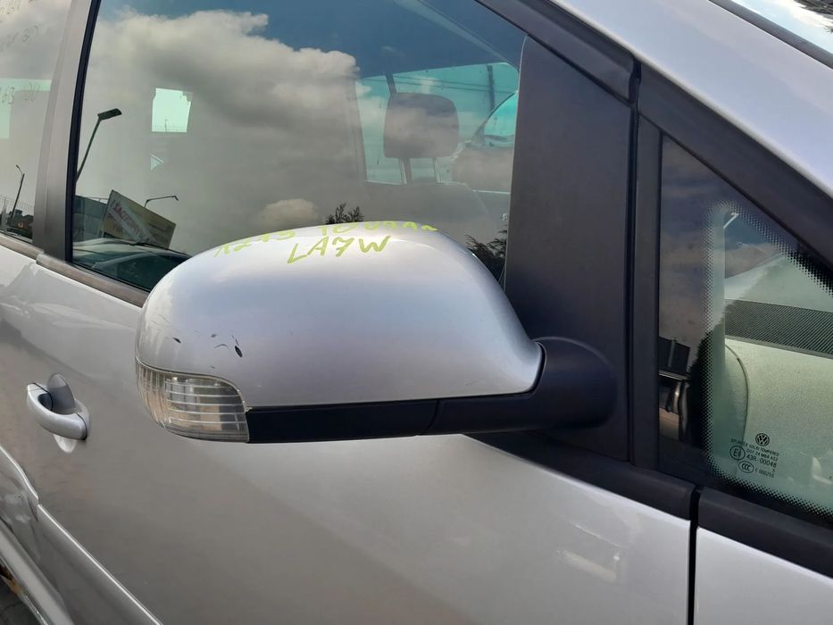 VW TOURAN LUSTERKO PRAWE PRZEDNIE PRAWY PRZÓD KOLOR: LA7W