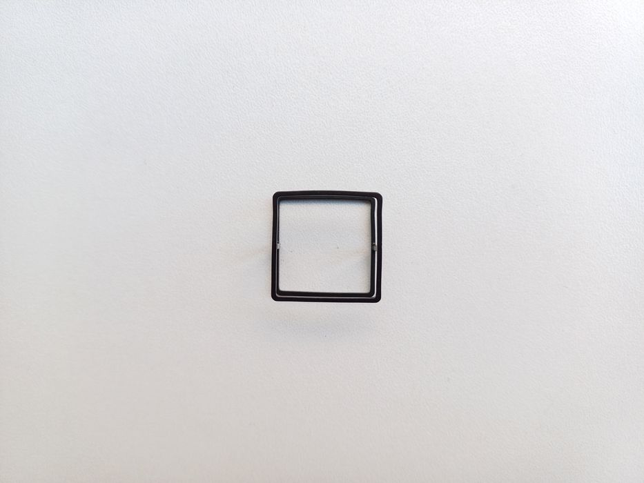 Giríssimo anel de forma quadrada