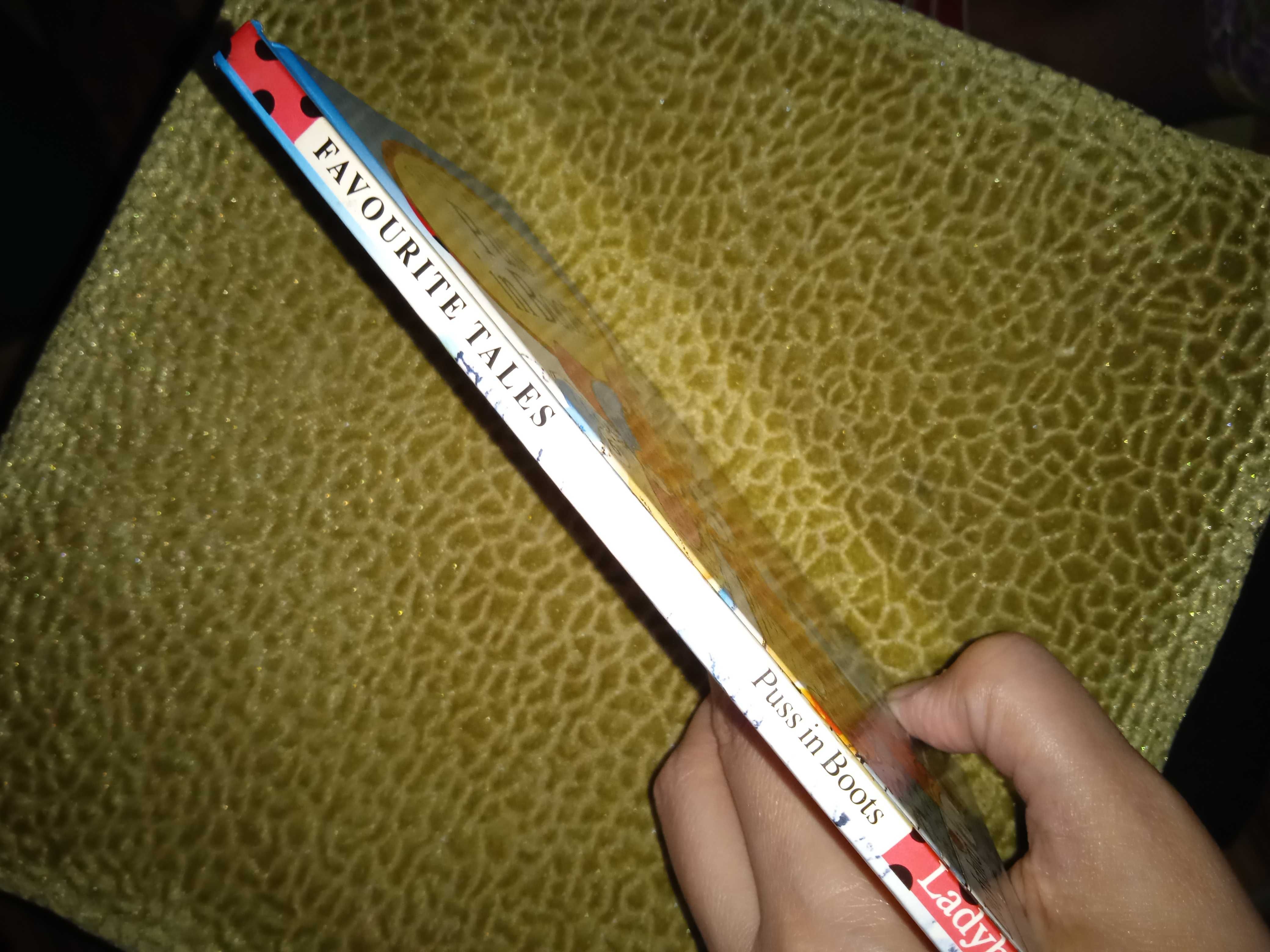 Книжечка англійською мовою невеликого формату