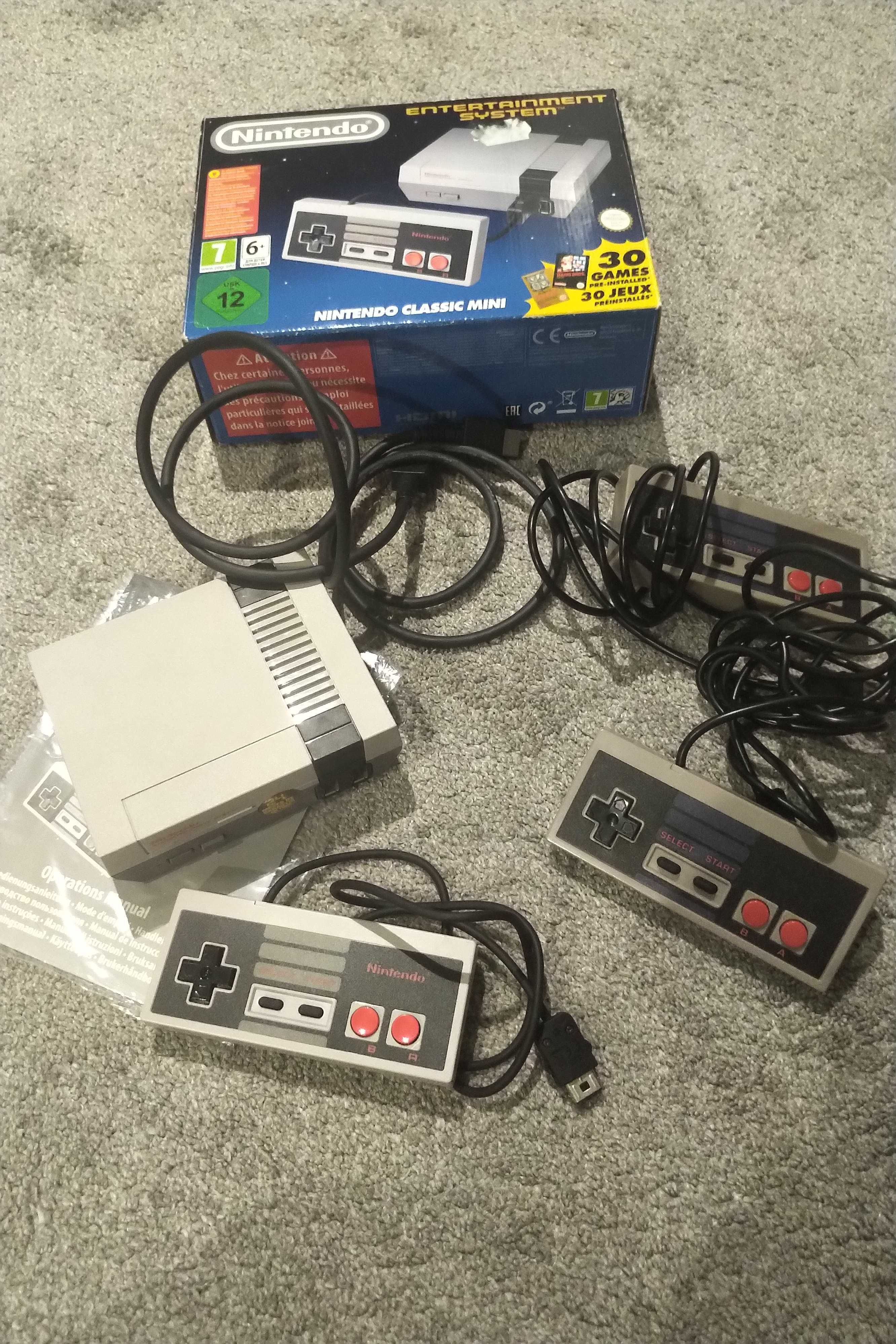 Nintendo NES Classic Mini com 2 comandos extra