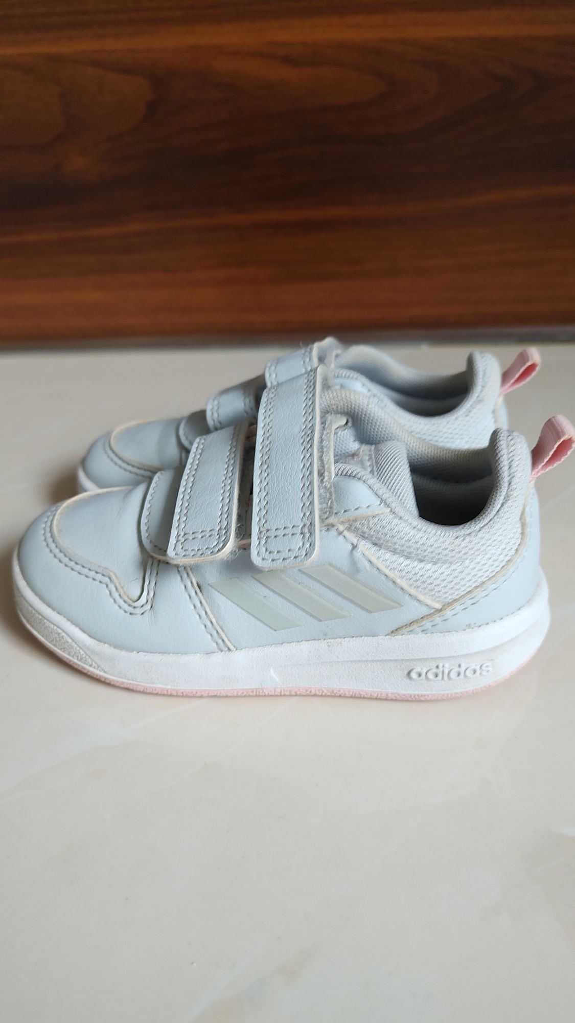 Buty sportowe adidas 23