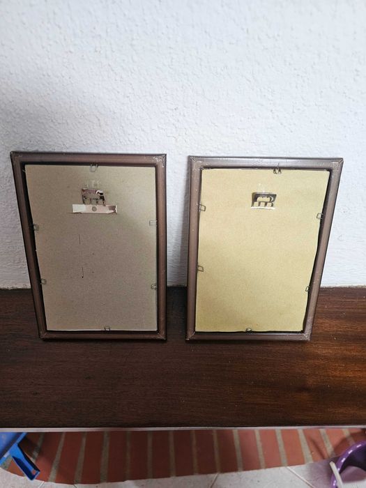 Par de quadros bordados à mão em linho – flores com moldura