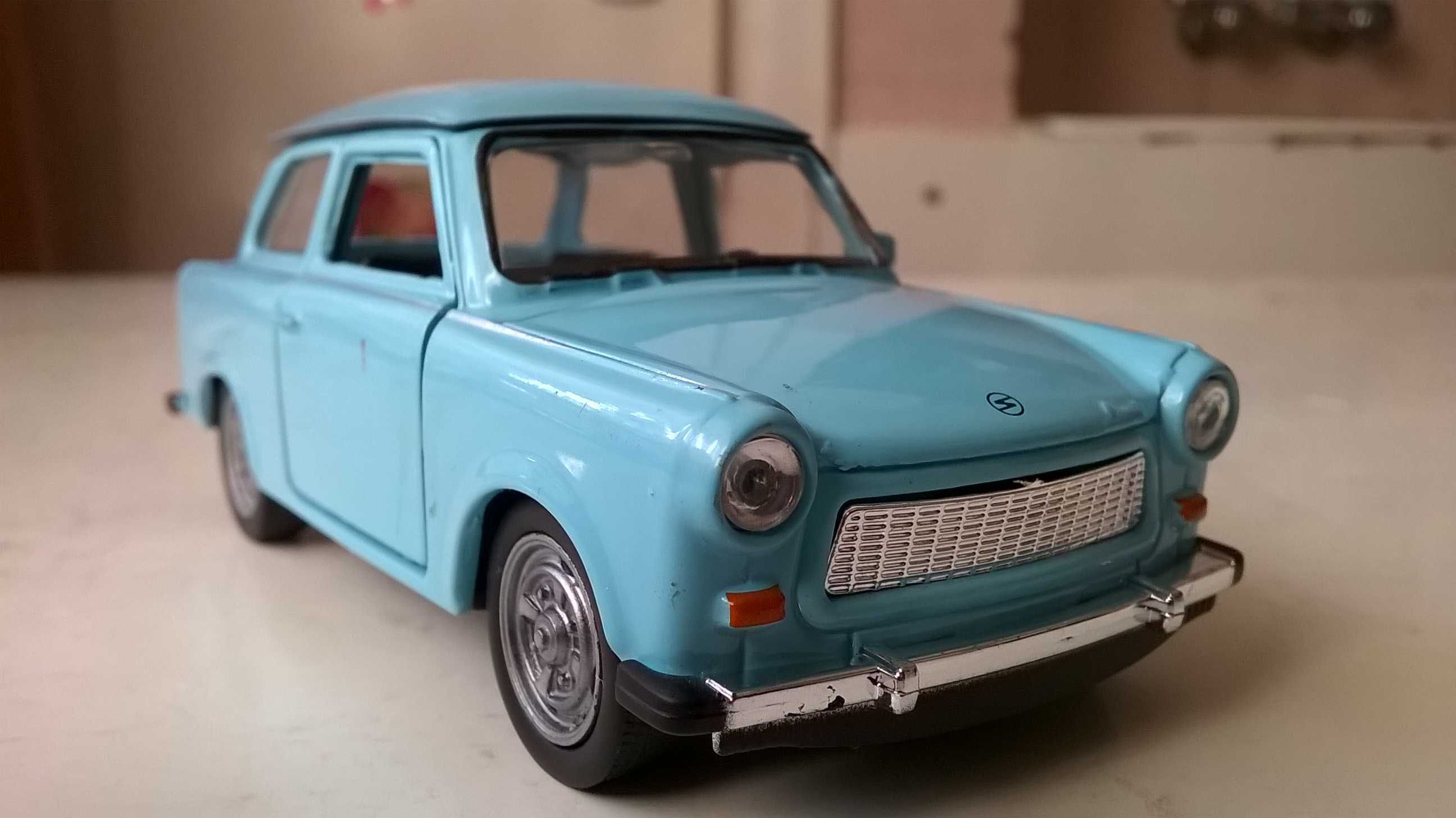 TRABANT 601 - model w wersji sedan; skala 1:43; metalowo-plastikowy