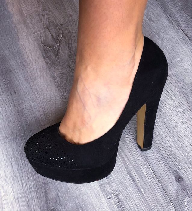 Sapatos pretos com brilhantes