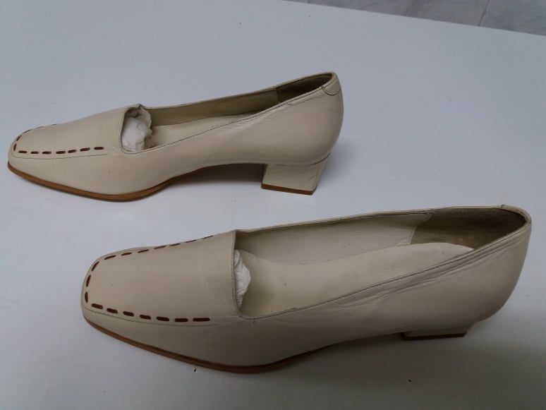 Sapatos novos para Senhora, em couro,  nº 40