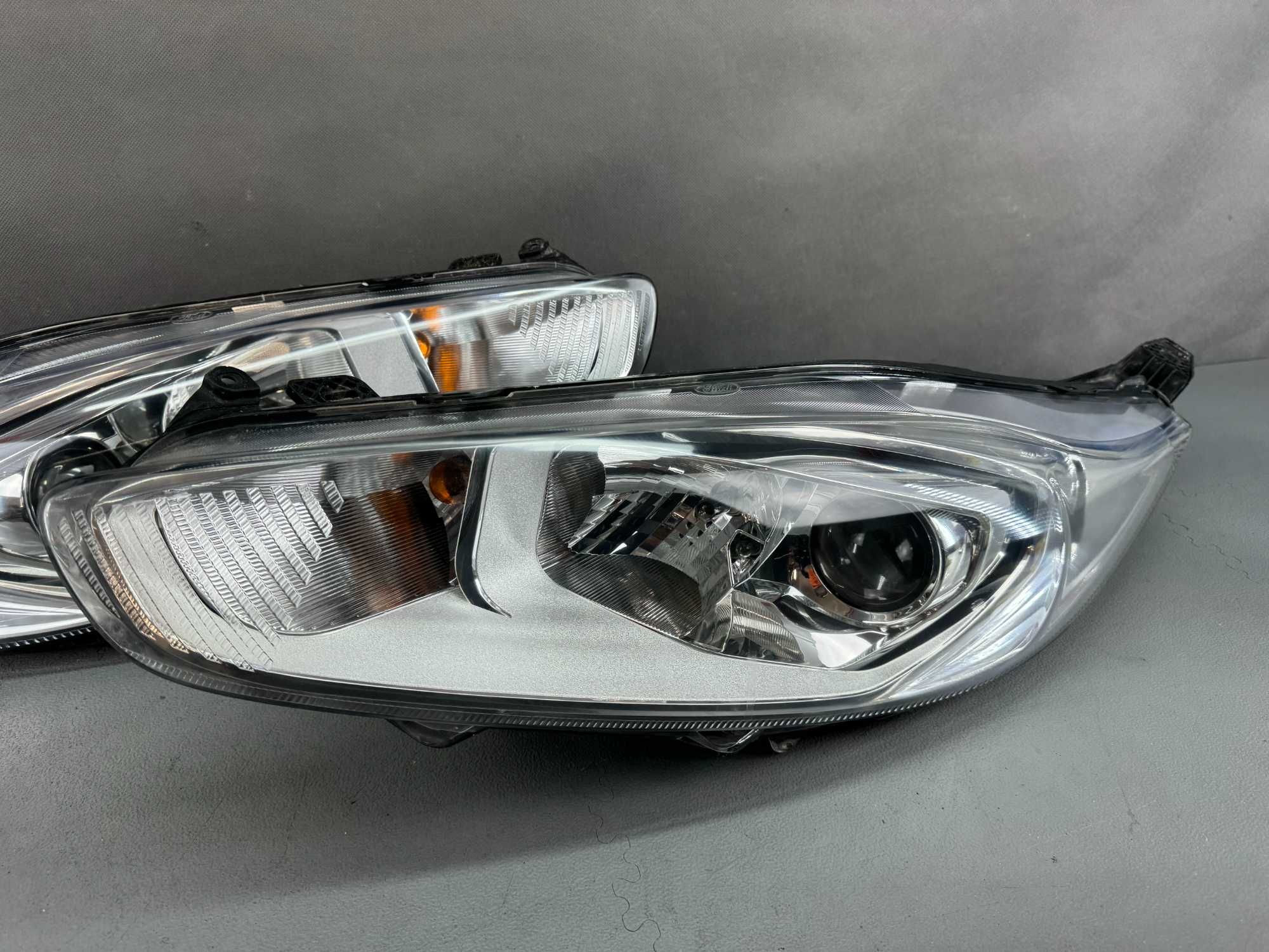 Ford Fiesta VII 7 MK7 Lift 12- Lampy Przód Przednie Lewa+Prawa EU IGŁA
