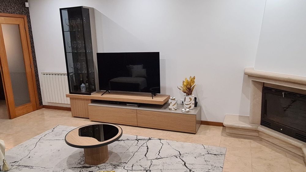 Estante de sala com vitrine e mesa de centro
P